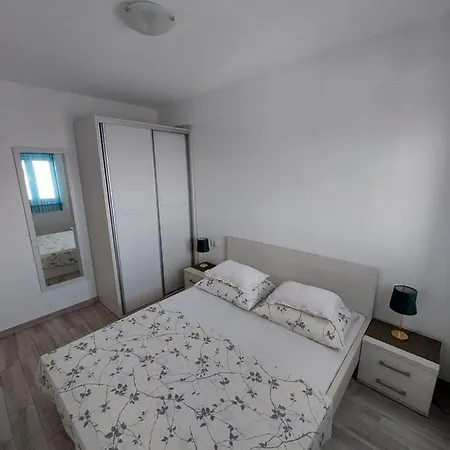 Apartment Nova With Pool Makarska